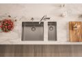 Minimalistično inox kuhinjsko korito z dvema koritoma in elegantno pipo na svetlem kuhinjskem pultu