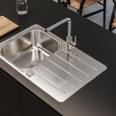 Elegantno pomivalno korito z odcejalnikom sodobnega dizajna v črni kuhinji