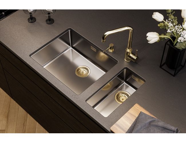 Antracit, elegantno, dvojno, podpultno vgrajeno pomivalno korito v kombinaciji z zlatim odtokom in zlato kuhinjsko armaturo v elegantni sivi kuhinji