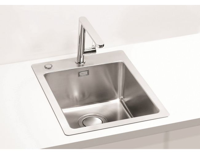 Enojno, elegantno pomivalno korito s kromirano armaturo v beli delovni površini