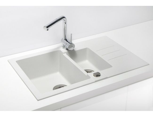 Belo granital kuhinjsko korito s krom pipo na beli delovni površini