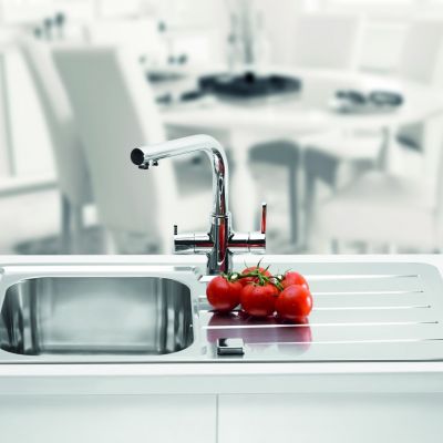 Alveus korit iz nerjavnega jekla z odcejalnikom in kromirano kuhinjsko pipo