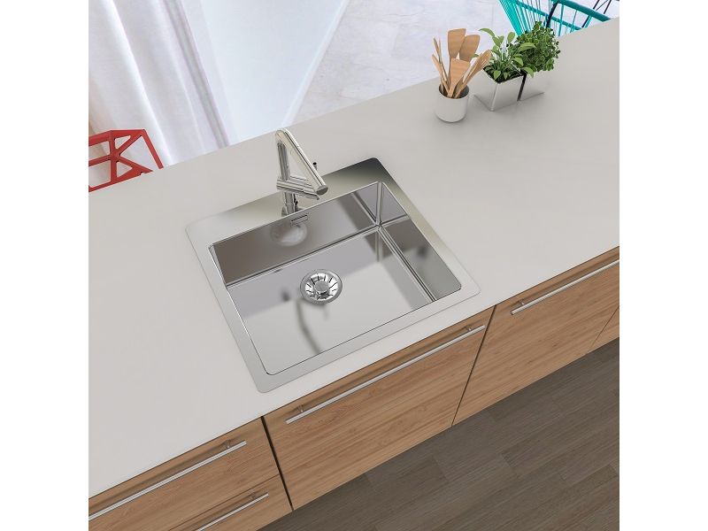 Moderna kuhinja z belim pultom in lesenimi omaricami, v katerega je vgrajeno pravokotno inox pomivalno korito Pure 70 QC z enoročno armaturo in odtokom; ob koritu sta lončnica in posoda z lesenimi kuhinjskimi pripomočki.