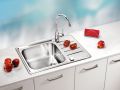 Pomivalno korito Alveus Praktik z odcejalno površino in krom kuhinjsko armaturo v beli kuhinji z granatnimi jabolki na pultu