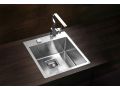 Enojno, kvadaratno, inox pomivalno korito s kvadratnim odtokom in kromirano moderno armaturo v temni kuhinji