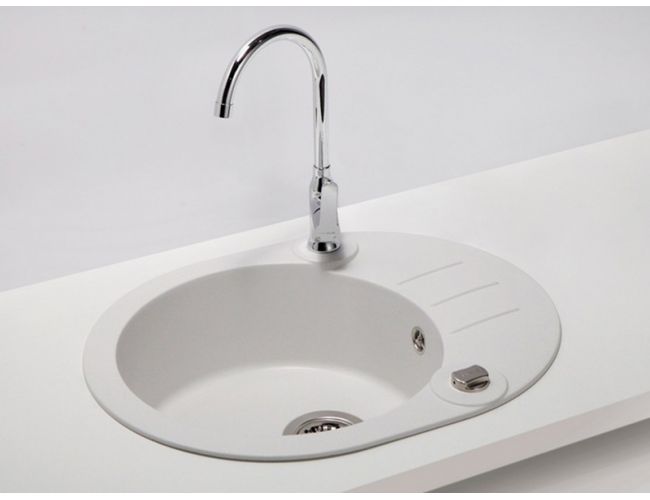 Belo, okroglo granital pomivalno korito na beli delovni površini