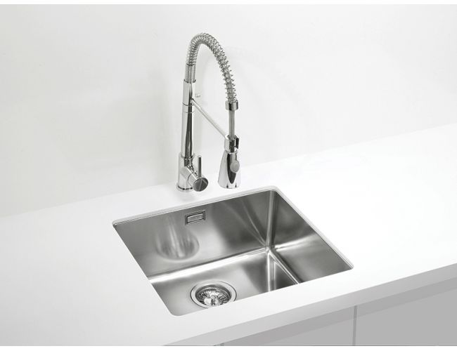 Inox kuhinjsko pomivalno korito z visoko vzmetno armaturo s tušem, vgrajeno v bel kuhinjski pult.
