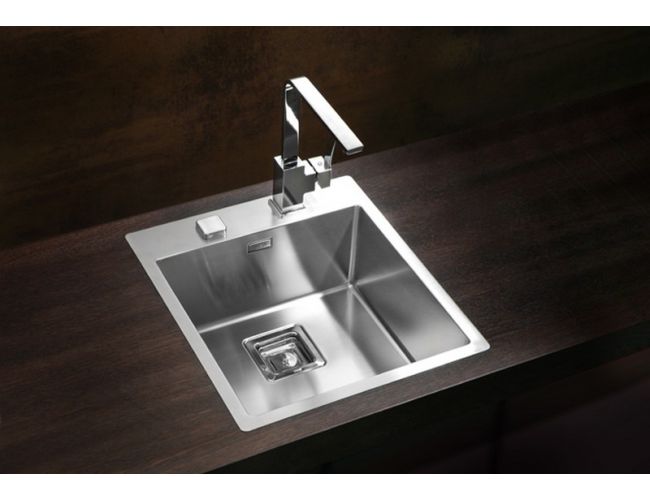 Enojno, kvadaratno, inox pomivalno korito s kvadratnim odtokom in kromirano moderno armaturo v temni kuhinji