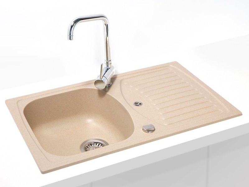 Bež granitno pomivalno korito z odcejalnikom in krom kuhinjsko armaturo na beli delovni površini