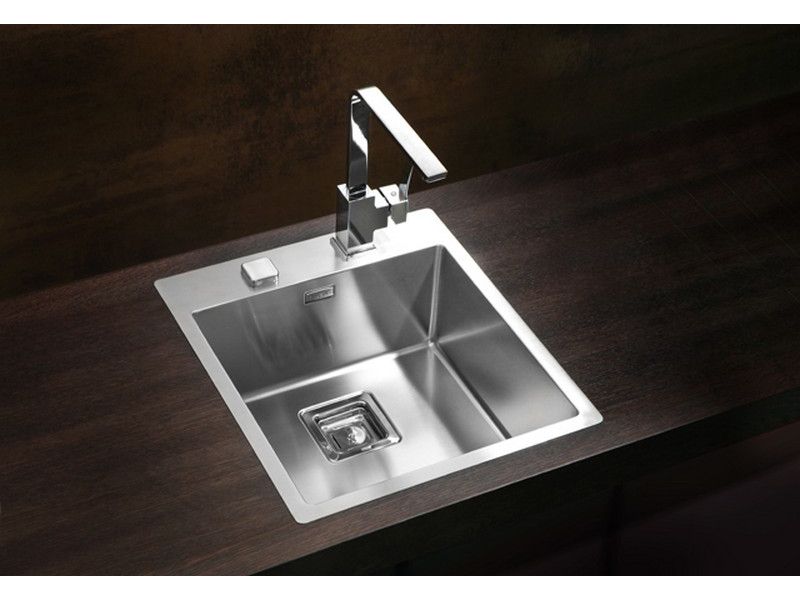 Enojno, kvadaratno, inox pomivalno korito s kvadratnim odtokom in kromirano moderno armaturo v temni kuhinji